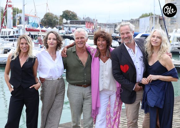 Aurore Delplace, Smadi Wolfman, Frederic Van Den Driessche, Chrystelle Labaude, Fabrice Deville et Tonya Kinzinger au photocall de 'Un si grand soleil' lors du 27ème Festival de la Fiction de La Rochelle, le 20 septembre 2025. © Denis Guignebourg/Bestimage