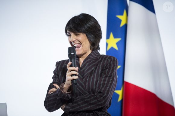 L'actrice française Florence Foresti prononce un discours lors d'une réunion dans le cadre de la Journée internationale pour l'élimination de la violence à l'égard des femmes au palais de l'Élysée à Paris, en France, le 25 novembre 2017. Photo by Kamil Zihnioglu/ABACAPRESS.COM