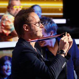 Exclusif - Cyril Féraud remet la médaille de la blague la plus "pourrie" à Damien Thévenot - Enregistrement de l'émission "100% Logique", présentée par C.Féraud et diffusée le 11 novembre sur France 2
© Christophe Clovis / Bestimage