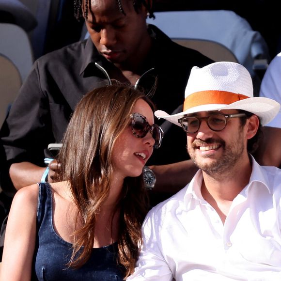 L'ancienne figure de LCI y apparaît ainsi en costume blanc.

Thomas Hollande et sa femme Emilie Broussouloux - Célébrités dans les tribunes des Internationaux de France de tennis de Roland Garros 2024 à Paris le 7 juin 2024.  © Jacovides-Moreau/Bestimage