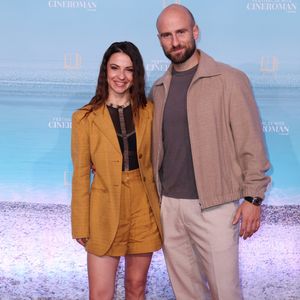 Mais cet équilibre, qu'il partage avec Denitsa Ikonomova, est loin d'être facile.
Denitsa Ikonomova et son compagnon François Alu - Tapis rouge lors de la 7ème édition du festival Cinéroman à Nice le 2 Octobre 2025. © Bebert-Jacovides/Bestimage