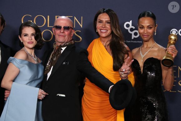 Jacques Audiard a fait son mea culpa, dans une interview à la chaîne CNN Mexique, le 15 janvier 2025, relate Marie Claire. "Si des choses vous paraissent choquantes dans 'Emilia Pérez', choquent les Mexicains, je serai prêt à m’excuser. Je suis bien désolé", a-t-il assuré.

La chanteuse Selena Gomez, Jacques Audiard, l'actrice Karla Sofia Gascon et l'actrice Zoe Saldana sacrés pour "Emilia Perez" aux Golden Globes Awards. Backgrid USA / Bestimage
