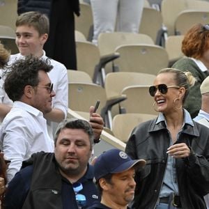 Laeticia Hallyday et Frédéric Suant ont eu la chance d’être invités par une célébrité

Laeticia Hallyday avec son compagnon Frédéric Suant et Philippe Etchebest dans les tribunes lors des Internationaux de France de Tennis de Roland Garros, à Paris, France. © Chryslene Caillaud/PsnewZ/Bestimage