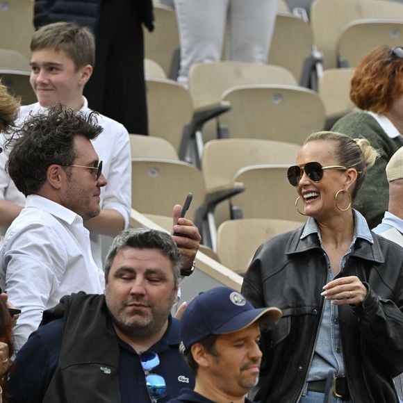 Laeticia Hallyday et Frédéric Suant ont eu la chance d’être invités par une célébrité

Laeticia Hallyday avec son compagnon Frédéric Suant et Philippe Etchebest dans les tribunes lors des Internationaux de France de Tennis de Roland Garros, à Paris, France. © Chryslene Caillaud/PsnewZ/Bestimage