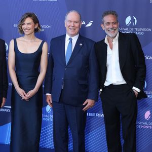 Lauren Cohan, le prince Albert II de Monaco, Jeffrey Dean Morgan  - Séance photo lors de la cérémonie d'ouverture de la 65e édition du Festival TV de Monte-Carlo, le 12 juin 2026
 © Denis Guignebourg / Bestimage