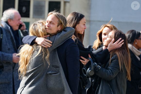 Cécile Cassel et Jérémie Rénier aux arrivées des obsèques d'Emilie Dequenne au cimetière Père Lachaise à Paris, France, le 26 mars 2025. © Dominique Jacovides/Bestimage