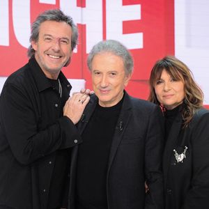 Michel Drucker, Jean-Luc Reichmann et sa femme Nathalie Lecoultre à l'enregistrement de l'émission Vivement Dimanche présentée par M.Drucker au Pavillon Gabriel à Paris le 9 janvier 2024. Crédit Bestimage
