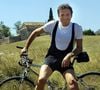 Entre sa majestueuse bastide provençale, qui fut son refuge lors de moments délicats, 

Archives - Rencontre avec Michel Drucker posant avec son vélo à Eygalières. Le 22 juillet 2001