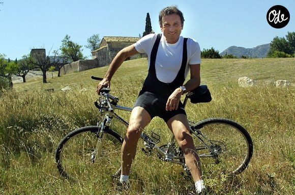 Entre sa majestueuse bastide provençale, qui fut son refuge lors de moments délicats, 

Archives - Rencontre avec Michel Drucker posant avec son vélo à Eygalières. Le 22 juillet 2001