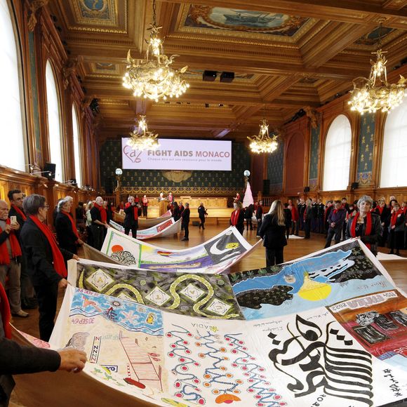 La princesse Stéphanie de Monaco et sa fille Camille Gottlieb assistent au déploiement des courtepointes à l'occasion de la journée mondiale de lutte contre le SIDA avec Fight Aids Monaco au musée océanographique de Monaco le 1er décembre 2025. @Jean-François Ottonello / Nice Matin / Bestimage