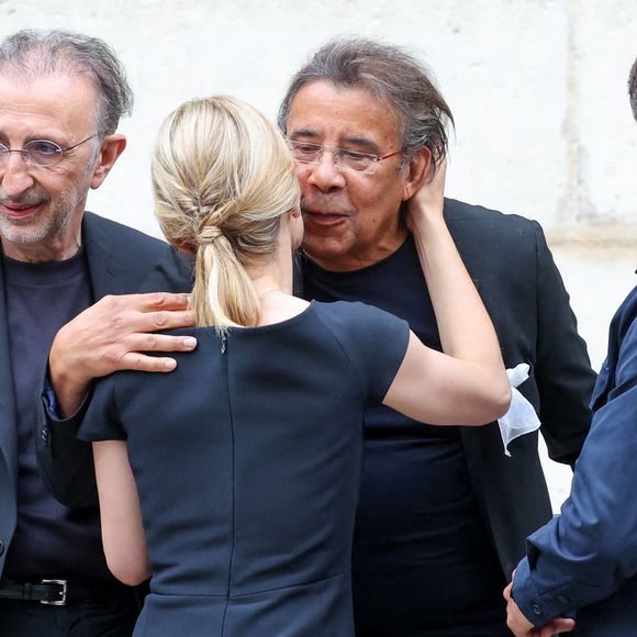 Audrey Crespo-Mara, Laurent Voulzy - Sorties des obsèques de Thierry Ardisson en l’église Saint-Roch de Paris, France, le 17 juillet 2025. © Clovis-Jacovides/Bestimage