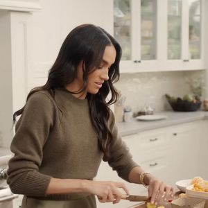 A la différence de Meghan Markle, 


Meghan Markle en pleine action pour sa série With Love, Meghan 

©JLPPA / Bestimage