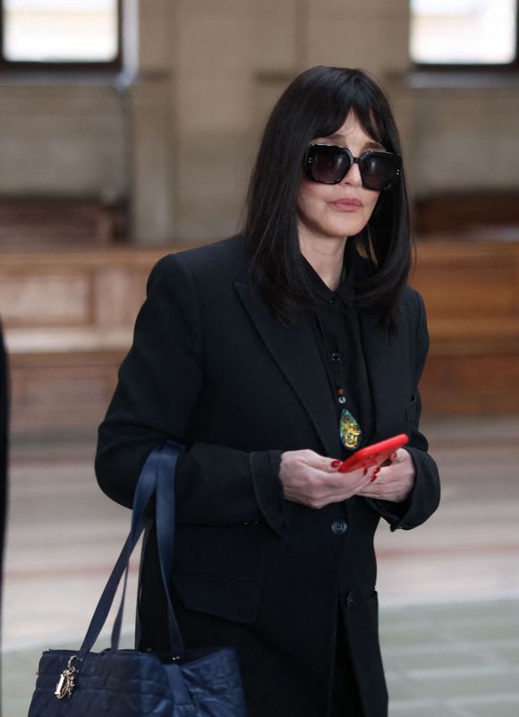 Isabelle Adjani arrive pour la tenue de son procès en appel (chambre 2-13) pour fraude fiscale, au Palais de Justice de Paris, le 27 février 2026.
© Julien Sarkissian/Bestimage