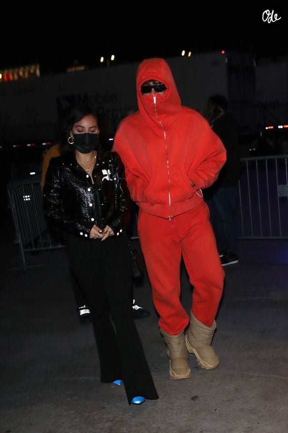 Son univers, mêlant mode, bijoux, photographie et lifestyle, lui a permis de se faire un nom bien au-delà de Porto Rico.

Bad Bunny et sa compagne Gabriela Berlingeri arrivent au match de NBA "Lakers - Bulls" au Staples Center de Los Angeles, le 15 novembre 2021.

© Backgrid USA / Bestimage