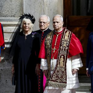 Il s'agit d'un moment historique.
Le roi Charles III d'Angleterre et Camilla Parker Bowles, reine consort d'Angleterre, quittent le pape Léon XIV après avoir assisté au service œcuménique dans la chapelle Sixtine au Vatican, le 23 octobre 2025. Photo par PA Photo/ Bestimage
