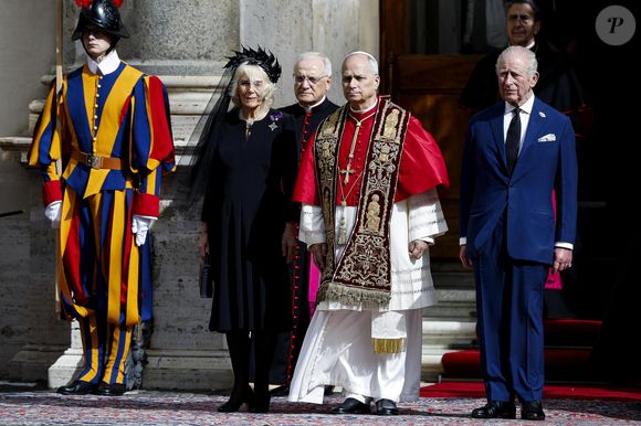 Il s'agit d'un moment historique.

Le roi Charles III d'Angleterre et Camilla Parker Bowles, reine consort d'Angleterre, quittent le pape Léon XIV après avoir assisté au service œcuménique dans la chapelle Sixtine au Vatican, le 23 octobre 2025. Photo par PA Photo/ Bestimage