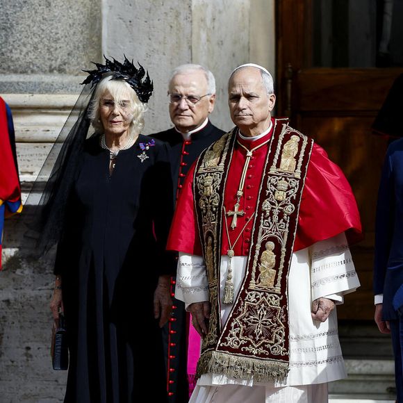 Il s'agit d'un moment historique.

Le roi Charles III d'Angleterre et Camilla Parker Bowles, reine consort d'Angleterre, quittent le pape Léon XIV après avoir assisté au service œcuménique dans la chapelle Sixtine au Vatican, le 23 octobre 2025. Photo par PA Photo/ Bestimage