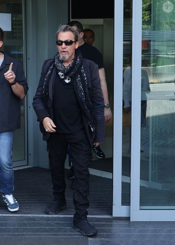 Mais à l’écoute des paroles, difficile de ne pas faire le lien avec son combat...

Florent Pagny quitte les studios RTL à Neuilly-sur-Seine le 2 Mai 2025. © Denis Guignebourg/BestImage