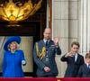 Après avoir assisté au défilé militaire organisé de la Victoire du 8 mai, le garçon a eu le privilège de suivre les grands.
Le roi Charles III, Prince William, Camilla et le prince George lors de la célébration du 80ème anniversaire de la fin de la Seconde Guerre mondiale, à Londres, le 5 mai 2025.
Photo : Dana Press / Bestimage