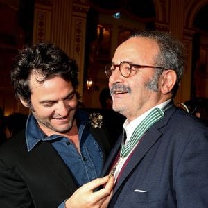 Le chanteur M (Matthieu Chedid) et son père Louis Chedid - Audrey Azoulay a fait Commandeur de l'ordre des Arts et des Lettres, Louis Chedid dans le salon du Ministère à Paris, le 25 Octobre 2016. © Dominique Jacovides/Bestimage