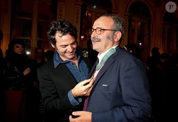 Le chanteur M (Matthieu Chedid) et son père Louis Chedid - Audrey Azoulay a fait Commandeur de l'ordre des Arts et des Lettres, Louis Chedid dans le salon du Ministère à Paris, le 25 Octobre 2016. © Dominique Jacovides/Bestimage