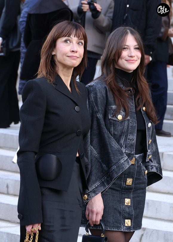 Sophie Marceau et sa fille Juliette Lemley au défilé Schiaparelli "Collection Haute Couture Printemps/Eté 2026" lors de la Fashion Week de Paris, le 26 janvier 2026 © Denis Guignebourg / Bestimage