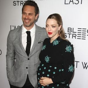 Devenus parents de deux enfants, ils ont fondé une famille très unie au fil des années.

Thomas Sadoski et Amanda Seyfried, enceinte, à la première de "The Last Word" à Los Angeles, le 1er mars 2017.

© CPA/Bestimage