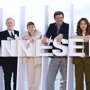 Alex Doux, Francis Huster, Erika Sainte, Lannick Gautry, Zoi Severin, Philypa Phoenix et Bruno Garcia Photocall de la série "Zodiaque" lors de la 9ème édition du festival "CanneSeries" à Cannes, le 28 avril 2026.
© Denis Guignebourg/Bestimage