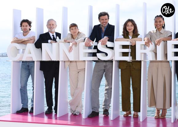 Alex Doux, Francis Huster, Erika Sainte, Lannick Gautry, Zoi Severin, Philypa Phoenix et Bruno Garcia Photocall de la série "Zodiaque" lors de la 9ème édition du festival "CanneSeries" à Cannes, le 28 avril 2026.

© Denis Guignebourg/Bestimage