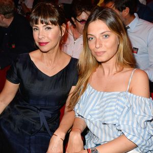 Sarah est créatrice de meubles.
Mathilda May et sa fille Sarah - ''Le Point Virgule fait l'Olympia'' fête son 10ème anniversaire à l'Olympia de Paris, le 10 juin 2017. © Guirec Coadic/Bestimage