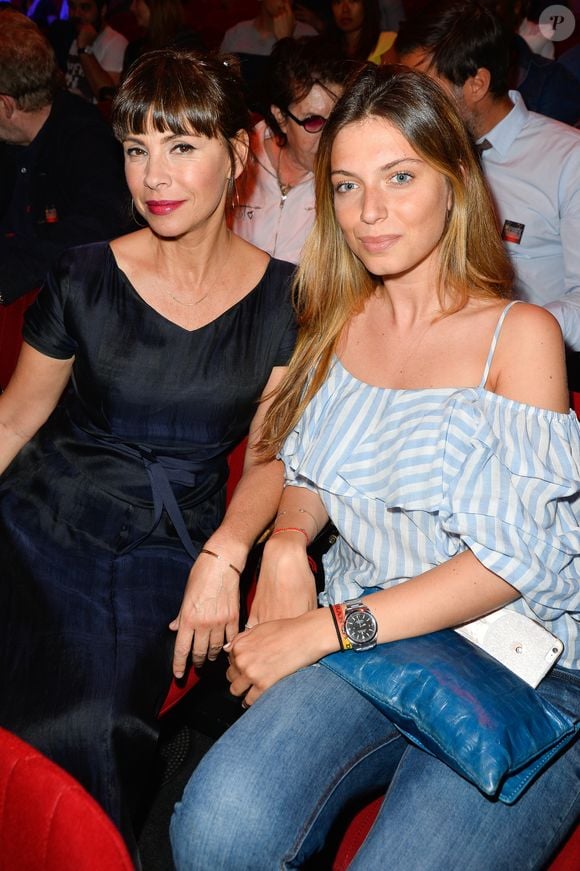 Sarah est créatrice de meubles.

Mathilda May et sa fille Sarah - ''Le Point Virgule fait l'Olympia'' fête son 10ème anniversaire à l'Olympia de Paris, le 10 juin 2017. © Guirec Coadic/Bestimage
