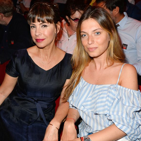 Sarah est créatrice de meubles.

Mathilda May et sa fille Sarah - ''Le Point Virgule fait l'Olympia'' fête son 10ème anniversaire à l'Olympia de Paris, le 10 juin 2017. © Guirec Coadic/Bestimage
