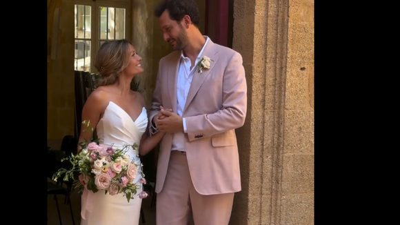 Karine Le Marchand a filmé Eric Antoine et sa femme Gennifer Demey à la sortie de la mairie d'Aix-en-Provence lors de leur mariage le 30 août 2025.