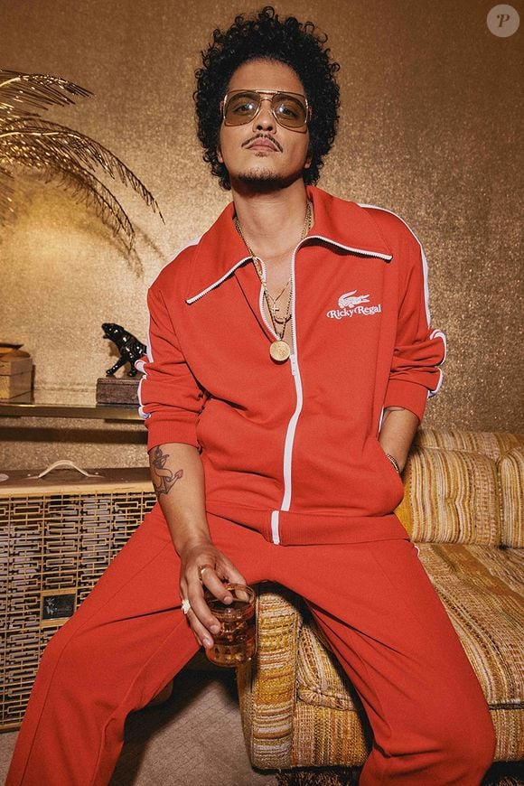 Bruno Mars a quant à lui chanté lors d'un autre mariage organisé pour sa part au sein du Château de la Croix des gardes à Cannes

Le chanteur Bruno Mars pose pour la nouvelle campagne de Lacoste de 2025 inspirée par les années 70's.
© Lacoste via Bestimage