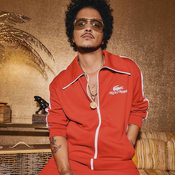 Bruno Mars a quant à lui chanté lors d'un autre mariage organisé pour sa part au sein du Château de la Croix des gardes à Cannes

Le chanteur Bruno Mars pose pour la nouvelle campagne de Lacoste de 2025 inspirée par les années 70's.
© Lacoste via Bestimage