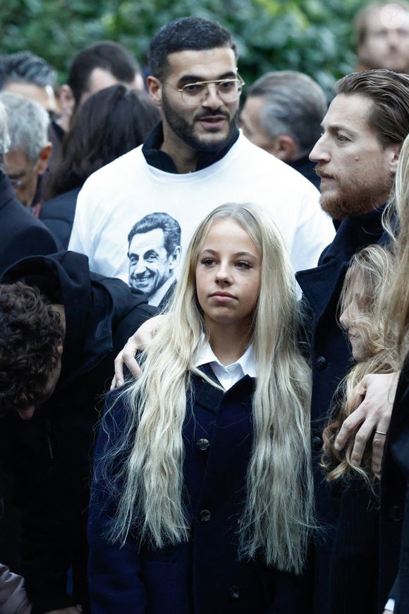 Giulia Sarkozy, Jean Sarkozy - La famille et les soutiens de Nicolas Sarkozy se sont réunis devant son domicile le jour de son incarcération à la prison de la Santé à Paris le 21 octobre 2025.

© Moreau / Jacovides / Bestimage