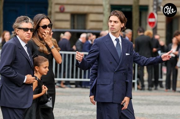 Héloïse et Carlo Agostinelli doivent maintenir apprendre à se renconstruire sans leur maman. 

Robert Agostinelli, sa femme Francesca et leur fille, Carlo Agostinelli, le fils de la défunte - Arrivées aux obsèques de Mathilde Favier en l'église Saint-Sulpice à Paris, le 31 aout 2026. © Dominique Jacovides-Cyril Moreau/Bestimage
