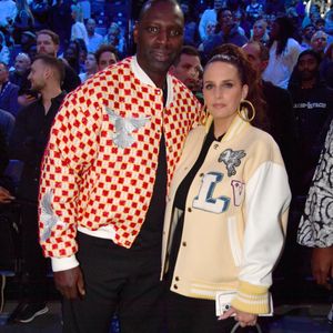 Omar Sy et sa femme Hélène - Célébrités assistent au match 1 du NBA Paris Games 2025 à L'Accor Arena Bercy à Paris le 23 janvier 2025. © Veeren/Bestimage