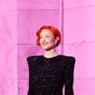 Natasha St-Pier en robe noire étincelante face à Zaz qui rend hommage à Edith Piaf