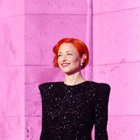 Natasha St-Pier en robe noire étincelante face à Zaz qui rend hommage à Edith Piaf