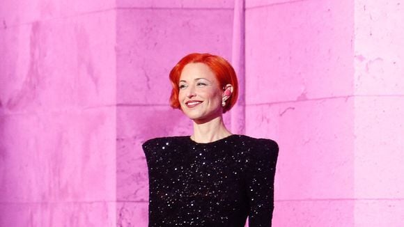 Natasha St-Pier en robe noire étincelante face à Zaz qui rend hommage à Edith Piaf