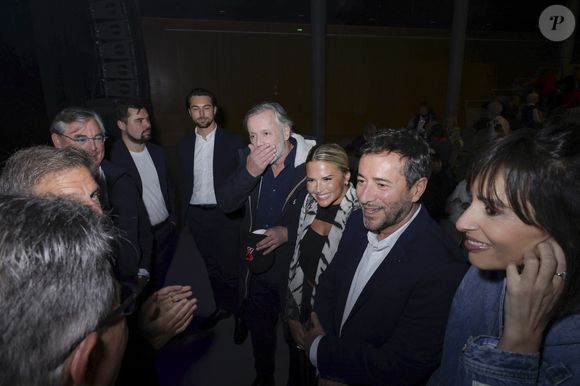 Même si elle a pris ses distances avec certaines figures du PAF, ne souhaitant pas suivre Cyril Hanouna sur W9 pour sa nouvelle émission Tout beau, tout 9, Kelly Vedovelli prouve ainsi qu'elle est restée proche de membres de la bande. 

Exclusif - Kelly Vedovelli, Bernard Montiel, Géraldine Maillet et Jean-Michel Maire - Les célèbres personnalités de la télé se sont retrouvées avec bonheur, dans le Sud, à Vallauris Golf-Juan © Jack Tribeca/Bestimage