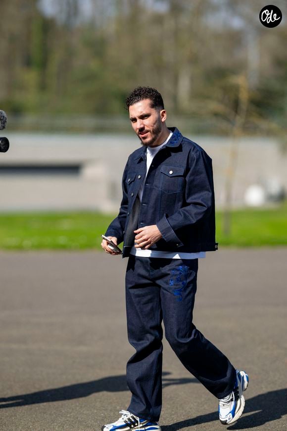 Rayan Cherki - Les joueurs de l'équipe de France de football arrivent au Centre national de football de Clairefontaine-en-Yveline, France, le 23 mars 2026. Les vice-champions du monde se rendront cette semaine aux Etats-Unis, dans la banlieue de Boston, pour y disputer deux matchs amicaux en préparation de la Coupe du monde 2026. D’abord contre le Brésil jeudi (21h) puis la Colombie dimanche (21h). © Pierre Perusseau/Bestimage