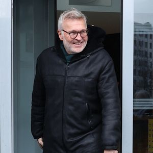 L'animateur était en tournage.

Exclusif - Laurent Ruquier - Les célébrités quittent les studios de RTL à Neuilly sur Seine, le 9 janvier 2025.