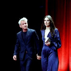 Très attentionné, l'acteur de 64 ans tenait tendrement la main de sa compagne sur le tapis rouge. 

Sean Penn et sa compagne Valeria Nicov - Cérémonie d'ouverture du 17ème Festival Lumière à la Halle Tony Garnier à Lyon, le 11 octobre 2025. © Dominique Jacovides / Bestimage