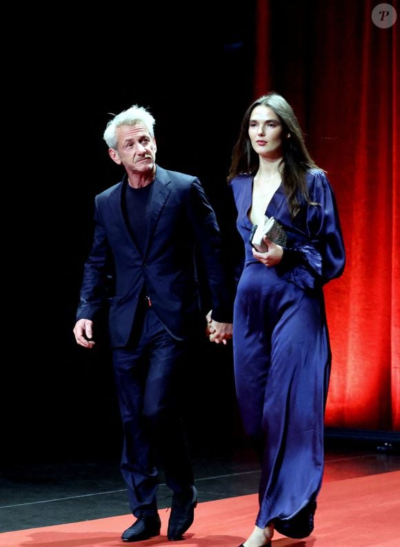 Très attentionné, l'acteur de 64 ans tenait tendrement la main de sa compagne sur le tapis rouge. Sean Penn et sa compagne Valeria Nicov - Cérémonie d'ouverture du 17ème Festival Lumière à la Halle Tony Garnier à Lyon, le 11 octobre 2025. © Dominique Jacovides / Bestimage