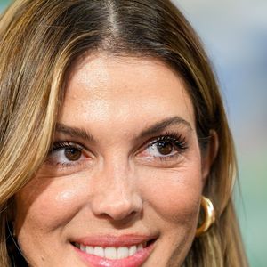 Avec ses jolies robes en crochet, la reine de beauté adopte le parfait look estival.

Iris Mittenaere, la compagne d'Antoine Dupont, après la finale du championnat de France de rugby à XV (Top 14) opposant le Stade Toulousain (Toulouse) et le Montpellier Hérault Rugby (MHR), le 27 juin 2026 au Stade de France à Saint-Denis, en France. Photo de Victor Joly/ABACAPRESS.COM