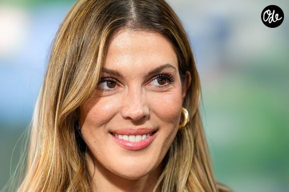 Avec ses jolies robes en crochet, la reine de beauté adopte le parfait look estival.

Iris Mittenaere, la compagne d'Antoine Dupont, après la finale du championnat de France de rugby à XV (Top 14) opposant le Stade Toulousain (Toulouse) et le Montpellier Hérault Rugby (MHR), le 27 juin 2026 au Stade de France à Saint-Denis, en France. Photo de Victor Joly/ABACAPRESS.COM