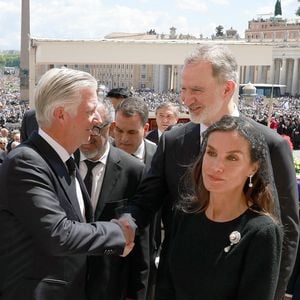 Le roi Philippe de Belgique, Le roi Felipe VI et la reine Letizia d’Espagne, - Le roi Felipe VI et la reine Letizia d’Espagne, assistent aux funérailles du pape François devant la basilique Saint Pierre à Rome, le 26 avril 2025. 
© Casa de SM El Rey / Bestimage LALO YASKY / BESTIMAGE
