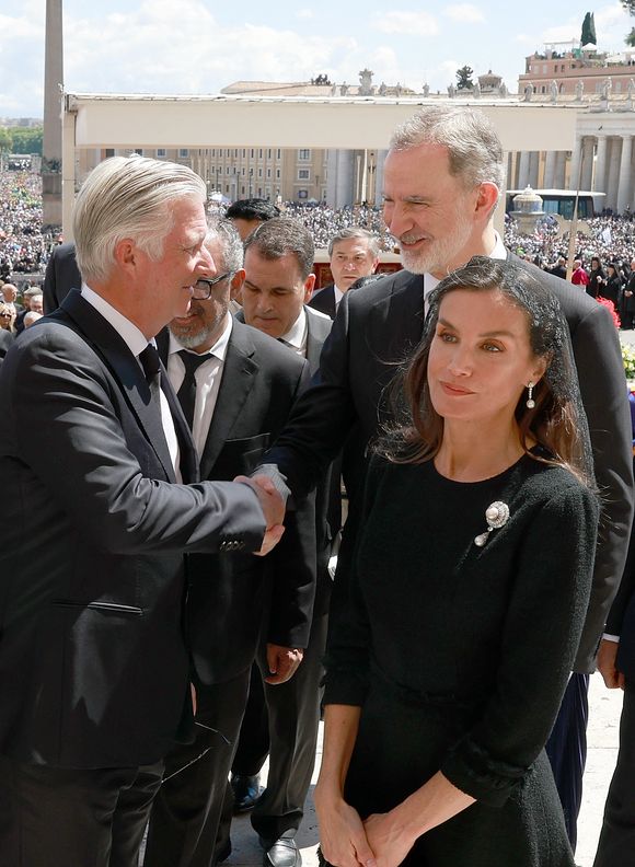 Le roi Philippe de Belgique, Le roi Felipe VI et la reine Letizia d’Espagne, - Le roi Felipe VI et la reine Letizia d’Espagne, assistent aux funérailles du pape François devant la basilique Saint Pierre à Rome, le 26 avril 2025. 
© Casa de SM El Rey / Bestimage LALO YASKY / BESTIMAGE